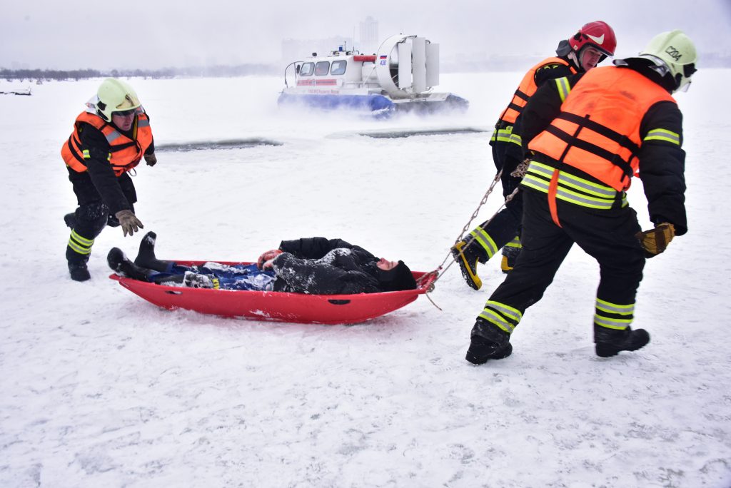 На юге Москвы спасли мужчину, провалившегося под лед