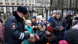 Акция «Безопасность детей на дороге – забота общества» с учащимися ГБОУ школа №902 г. Москвы. Фото: Пресс-служба УВД по ЮАО ГУ МВД России по г. Москве