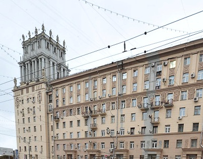 Москва отреставрирует 16 скульптур на знаменитом «Доме у Калужской заставы»