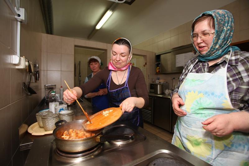 Волонтеры Донского монастыря накормили бездомных горячей едой
