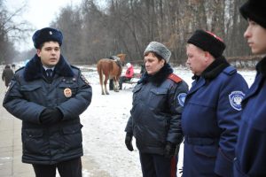 За безопасностью граждан в новогодние каникулы проследят как полицейские, так и дружинники. Фото: Александр Казаков, «Вечерняя Москва» За безопасностью граждан в новогодние каникулы проследят как полицейские, так и дружинники. Фото: Александр Казаков, «Вечерняя Москва»