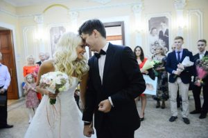 В целом церемония бракосочетания в музее-заповеднике «Коломенское» займет у молодоженов около часа. Фото: архив, «Вечерняя Москва»