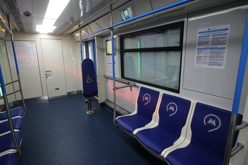 Вертикальные поручни в поездах «Москва» демонтировали в метро