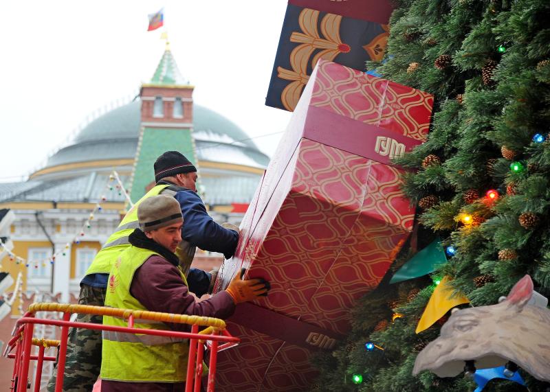 Больше 250 елок украсят Москву к Новому году