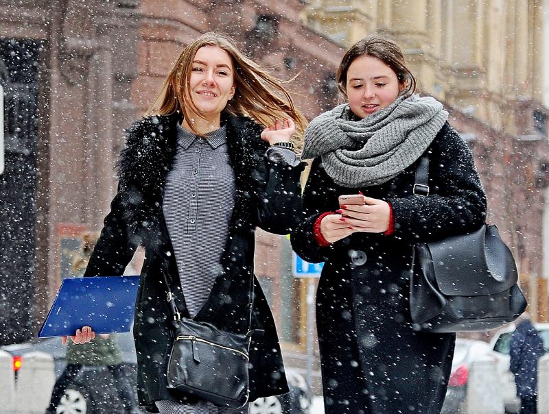 Погода на первые зимние выходные в Москве: гололед и снегопад