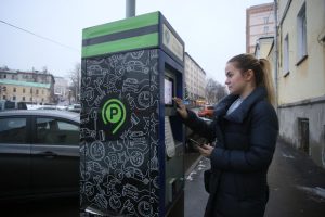 В новогодние праздники парковка в столице будет бесплатной. Фото: Антон Гердо