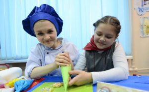 Участников «Московской смены» ждет спектр культурных, образовательных и развлекательных мероприятий. Фото: Наталия Нечаева, «Вечерняя Москва» Участников «Московской смены» ждет спектр культурных, образовательных и развлекательных мероприятий. Фото: архив, «Вечерняя Москва»