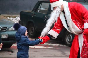 «Новогодние» фрукты от сказочных персонажей получили как взрослые, так и дети района. Фото: предоставлено аппаратом Совета депутатов