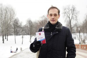 14 января 2018 года. Станислав Шевцов демонстрирует свою личную книжку волонтера. Это аналог трудовой книжки, но вносится в него стаж безвозмездной работы. Фото: Пелагия Замятина 14 января 2018 года. Станислав Шевцов демонстрирует свою личную книжку волонтера. Это аналог трудовой книжки, но вносится в него стаж безвозмездной работы. Фото: Пелагия Замятина