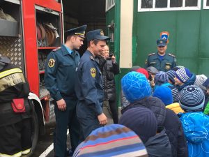 Петр Паршин проводит экскурсию в 37-й пожарной части в рамках «Месячника безопасности»