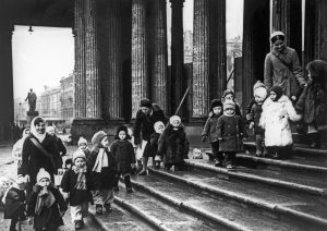 25 февраля 1943 года, Ленинград. Ребята из яслей № 237 на прогулке во время блокады. Сегодня эти малыши, дожившие до наших дней, приравнены к ветеранам Великой Отечественной войны. Фото: хроника ТАСС 25 февраля 1943 года, Ленинград. Ребята из яслей № 237 на прогулке во время блокады. Сегодня эти малыши, дожившие до наших дней, приравнены к ветеранам Великой Отечественной войны. Фото: хроника ТАСС
