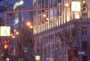Светофоры со светящимися опорами появились на восьми переходах ЮАО. Фото: сайт мэра и Правительства Москвы