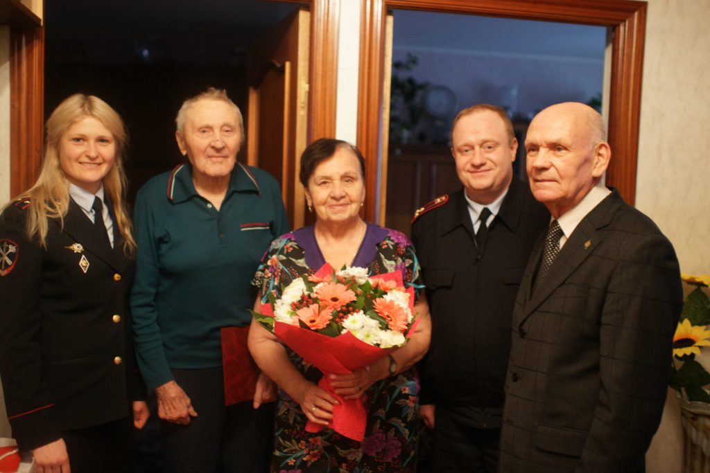 Полицейские УВД по ЮАО поздравили труженика тыла Михаила Константиновича Тяпкина с 90-летним юбилеем