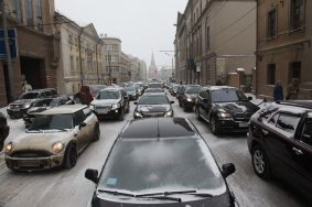 Снегопад в Москве привел к пробкам