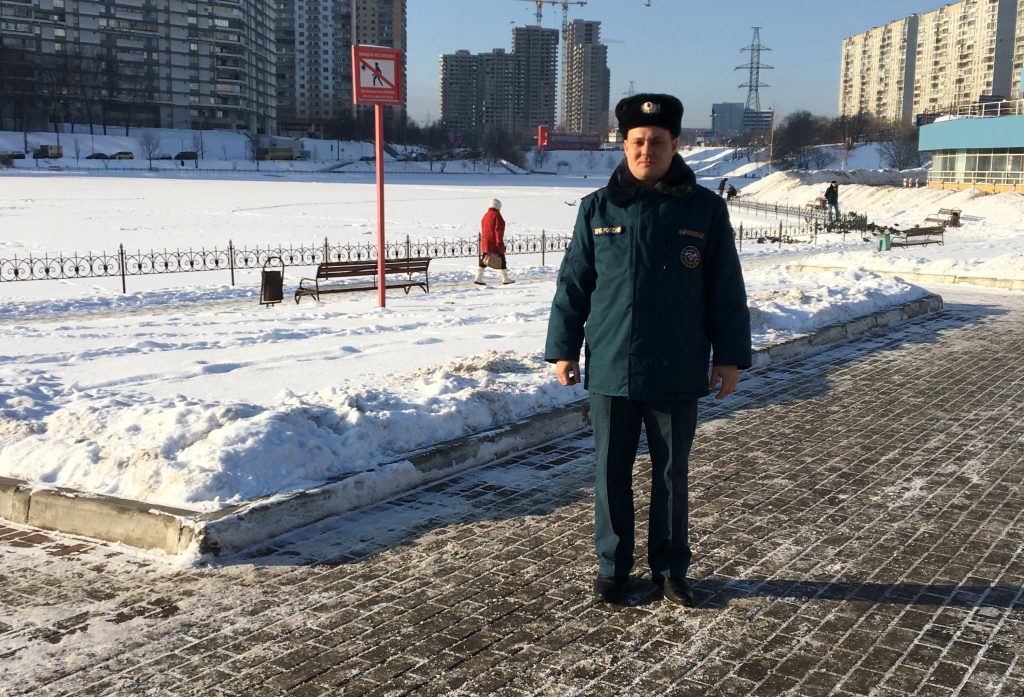 Сотрудники МЧС проводят рейды по местам возможного выхода людей на лед в ЮАО