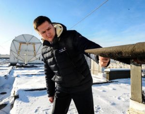 Глава управы Чертанова Северного Александр Демин проверяет крышу жилого дома в Сумском проезде. Фото: Пелагия Замятина, «Вечерняя Москва» Глава управы Чертанова Северного Александр Демин проверяет крышу жилого дома в Сумском проезде. Фото: Пелагия Замятина, «Вечерняя Москва»
