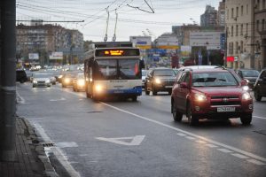 Выделенные полосы для общественного транспорта появятся на семи направлениях городских магистралей. Фото: Александр Казаков, «Вечерняя Москва» Выделенные полосы для общественного транспорта появятся на семи направлениях городских магистралей. Фото: Александр Казаков, «Вечерняя Москва»