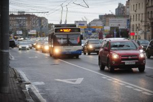 Выделенные полосы для общественного транспорта появятся на семи направлениях городских магистралей. Фото: Александр Казаков, «Вечерняя Москва»