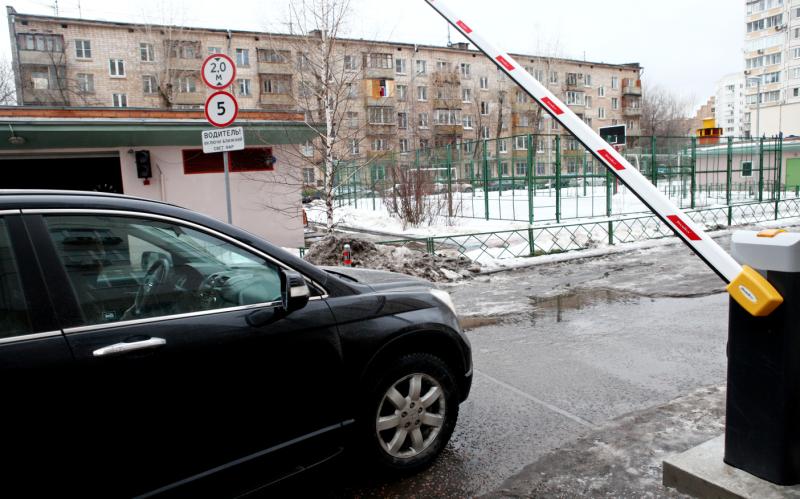 Парковки в двух жилых дворах на юге Москвы оградят шлагбаумами