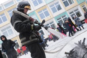 Из здания эвакуированы 500 учеников и учителей. Фото: "Вечерняя Москва"