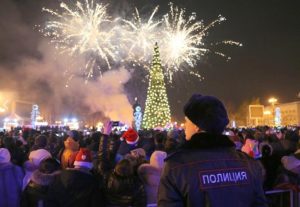Для обеспечения общественного порядка и безопасности в рождественскую ночь было задействовано около 5 тысяч сотрудников полиции и Росгвардии. Фото: ГУ МВД России