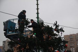 Работы по демонтажу искусственных новогодних елей начались в Москве. Фото: Павел Волков