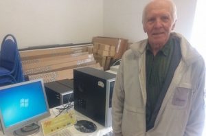 Благодаря акции «Доброе дело», у пенсионера Льва Кладова появился собственный компьютер. Фото: предоставлено пресс-службой ЦБС ЮАО