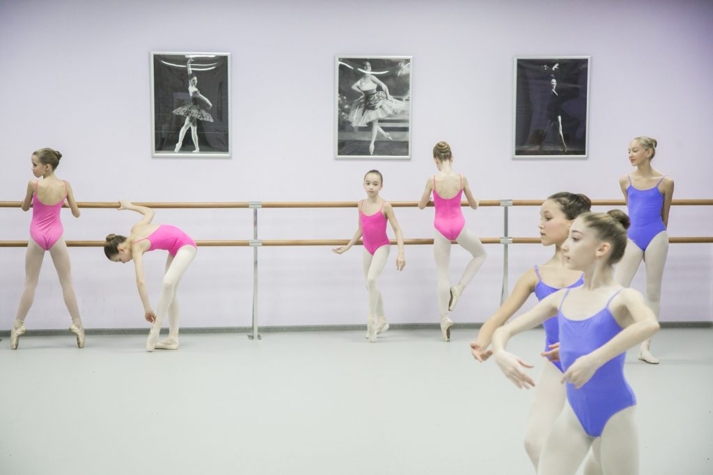 Юные артистки на занятии в балетном зале Территориальной клубной системы «Орехово». Фото: Анастасия Бунтова