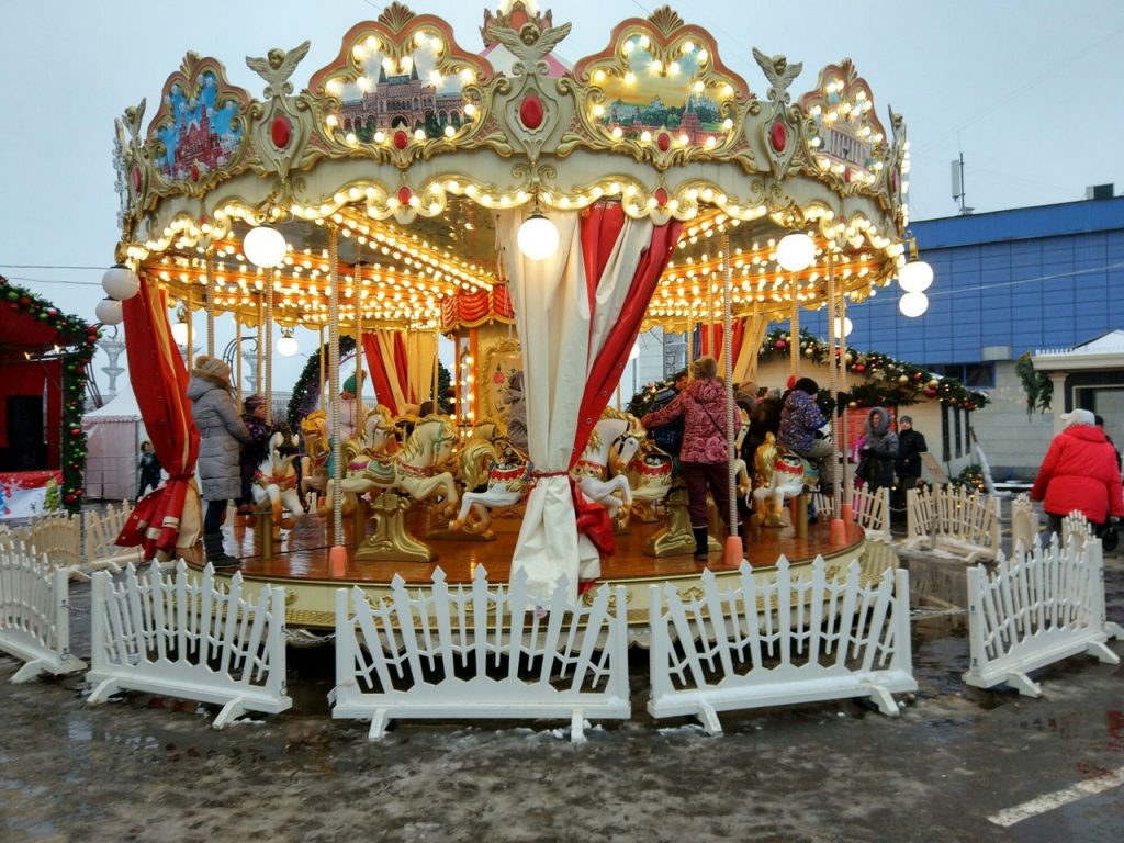 Карусель на площадке фестиваля посещает большое количество горожан. Фото: Мария Иванова