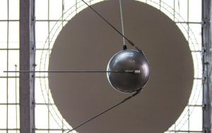 Макет «Спутника номер один» вновь установили на ВДНХ в Москве
