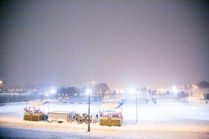 Вид на заснеженное футбольное поле в пределах Братеевского парка. Фото: Иван Деденев