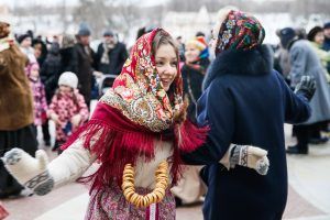 26 февраля 2017 года. Традиционные масленичные гулянья на территории му- зея-заповедника «Царицыно». В этом году проводы зимы в столице отметят с еще большим размахом. Гулянья прой- дут с 9 по 18 февраля. Гостей ждут кон- церты, игры, забавы и угощения. Фото: Александр Щербак/ТАСС