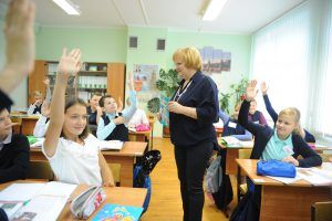21 сентября 2017 года. Директор школы № 1034 в Братееве Елена Уколова, получившая грант от мэра Москвы, ведет урок истории для 5 «Б» класса. Фото: Александр Кожохин