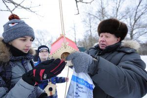 8 февраля 2018 года. Школьники Федор Мальцев (на переднем плане) и Никита Сенаторов вместе с Георгием Севастьяновым вешают кормушку в парке «Царицыно». Фото: Пелагия Замятина 