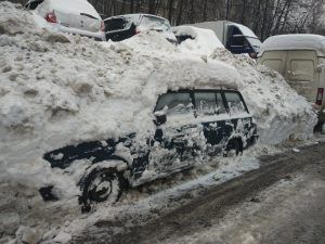 Недалеко от остановки «Магазин «Оптика» во дворе дома по Чертановской улице после уборки обнаружили в сугробе автомобиль. Фото: vk.com/4ertanovo