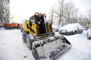 6 февраля 2018 года. В Братееве к уборке снега приступают с 6 утра. Последствия непогоды устра- няют с помощью спецтехники. За рулем автопогрузчика водитель Стас Афонин. Фото: Пелагия Замятина