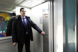 1 февраля 2018 года. Глава муниципального округа Братеево Александр Серегин показывает новый лифт, который установили в доме № 48, корпус 2, по улице Борисовские Пруды. Фото: Пелагия Замятина