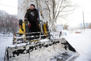 Манипуляторы помогут расчистить парковки Москвы от снега