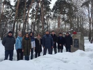 Члены Молодежной палаты и муниципальный депутат Дмитрий Хлестов (шестой слева) в парке «Сосенки» на акции памяти погибших солдат и офицеров. Фото  предоставлено Молодежной палатой Царицына