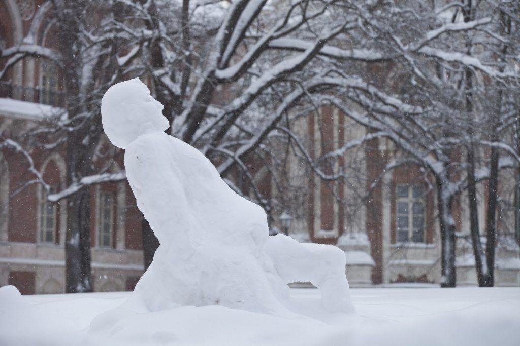 Снежный Гоголь: посетители украсили музей-заповедник «Царицыно» уникальными скульптурами