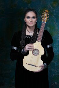 Анна Тончева умеет играть более чем на десятке необычных музыкальных инструментов, популярных в прошлые века. И виуэла — как раз один из них . Фото: личный архив