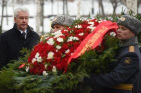 Мэр Москвы возложил цветы к Могиле неизвестного солдата