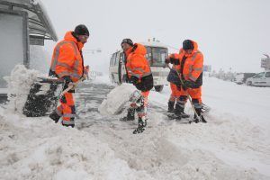 Коммунальщики работают не покладая рук. Фото: Виктор Хабаров