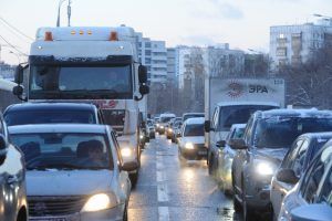 Заторы фиксируются на транспортных кольцах Москвы, почти на всех радиальных магистралях и подъездах к городу. Фото: Александр Кожохин