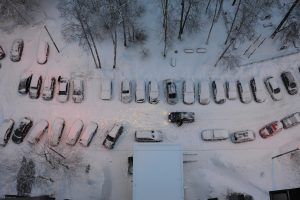 Водителям следует воздержаться от поездок на личном транспорте. Фото: Александр Кожохин