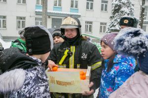 Сотрудники МЧС раздали воспитанникам специальной школы №73 мандарины. Фото: пресс-служба Управления по ЮАО Главного Управления МЧС России по Москве Сотрудники МЧС раздали воспитанникам специальной школы №73 мандарины. Фото: пресс-служба Управления по ЮАО Главного Управления МЧС России по Москве