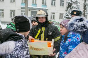 Сотрудники МЧС раздали воспитанникам специальной школы №73 мандарины. Фото: пресс-служба Управления по ЮАО Главного Управления МЧС России по Москве