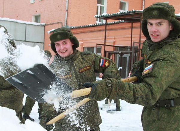 Порядка 150 добровольцев расчистили от снега территории соцобъектов в Даниловском районе