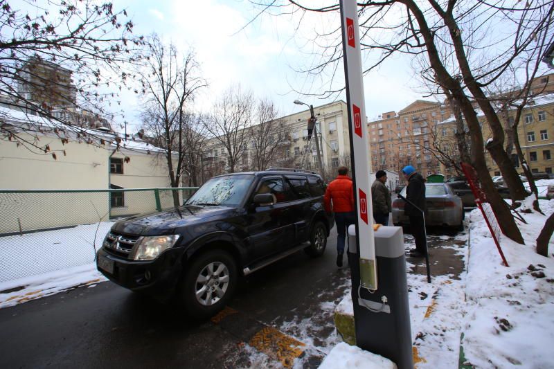 Парковки в двух дворах Донского района оградят шлагбаумами