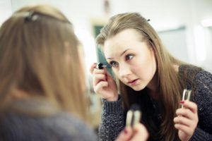 Дневной макияж женщинам следует делать неярким, сдержанным. Фото: архив, «Вечерняя Москва»